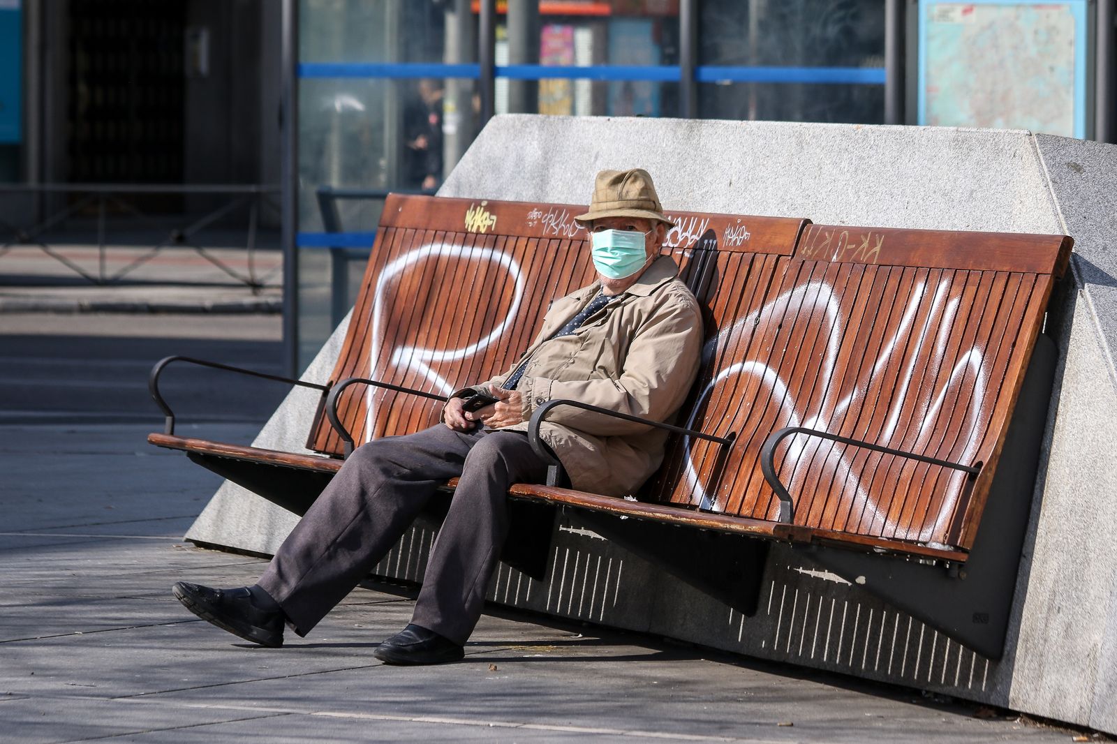 Hombre sentado solo en un banco