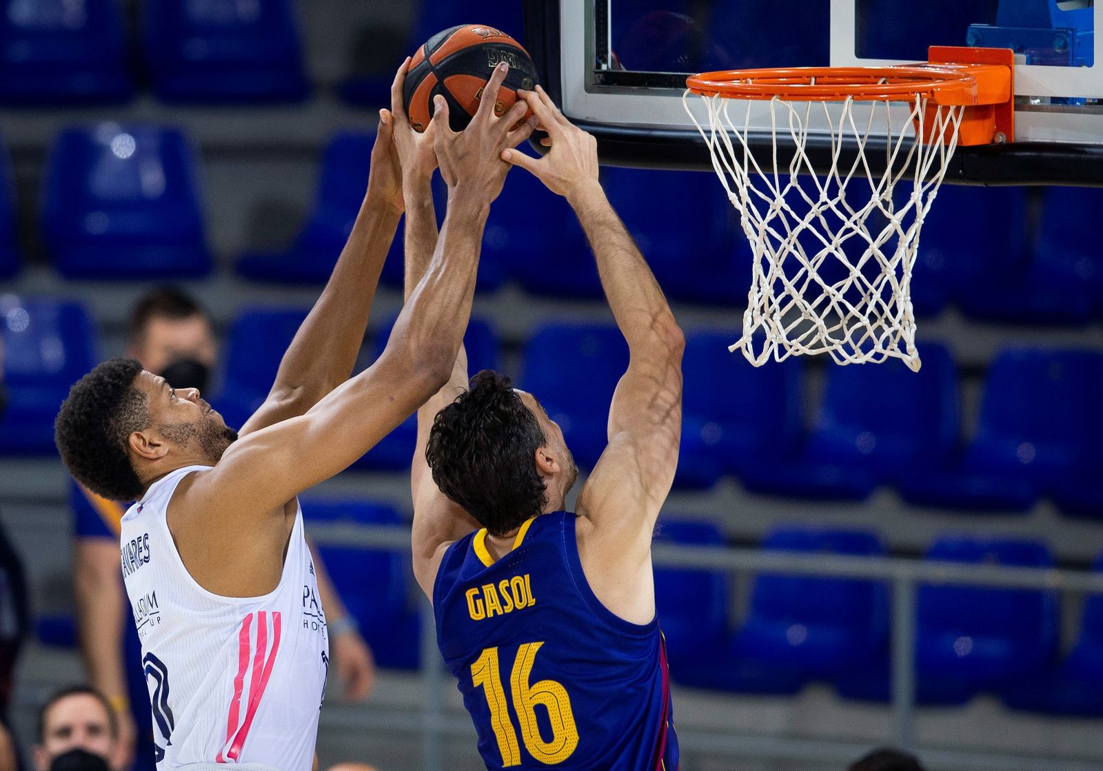 El pívot del Real Madrid Edy Tavares  lucha con Pau Gasol