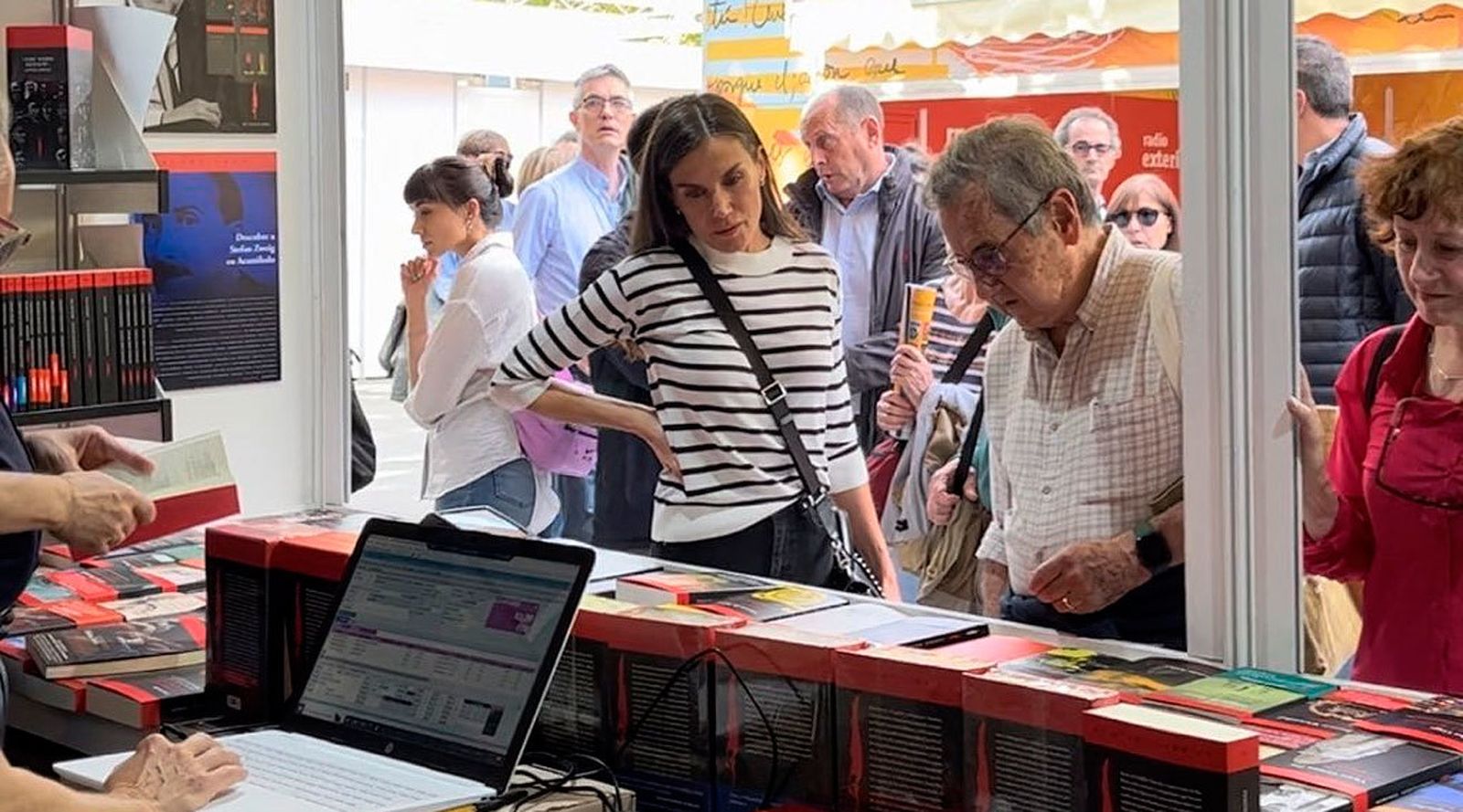 La Reina Letizia visita por sorpresa la Feria del Libro de Madrid