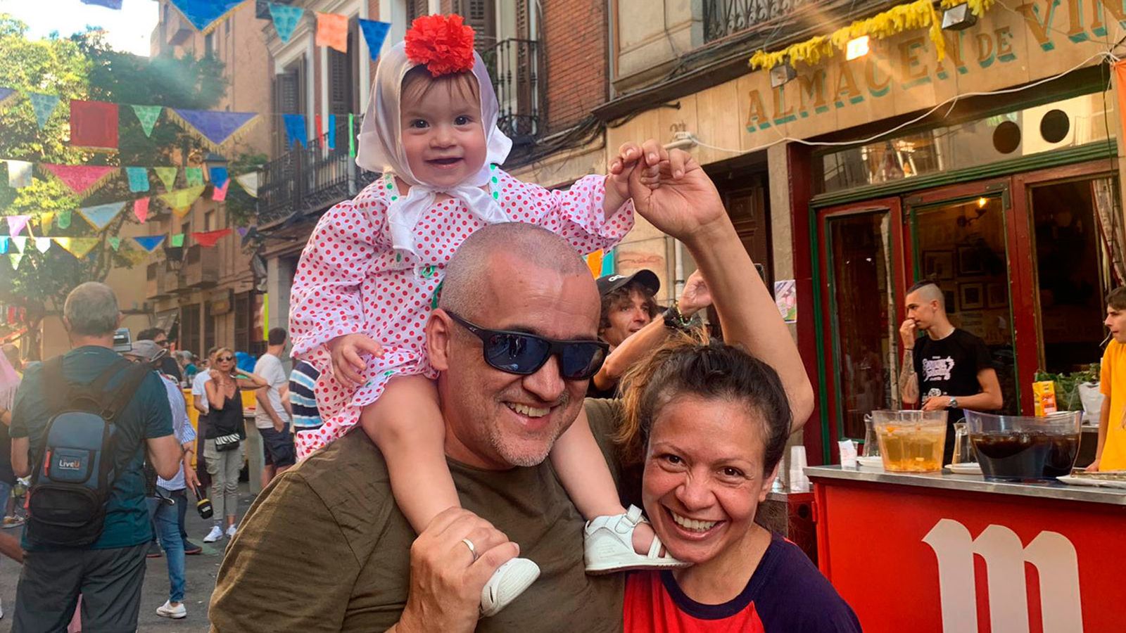 Ambiente de verbena en las Fiestas de La Paloma 2019