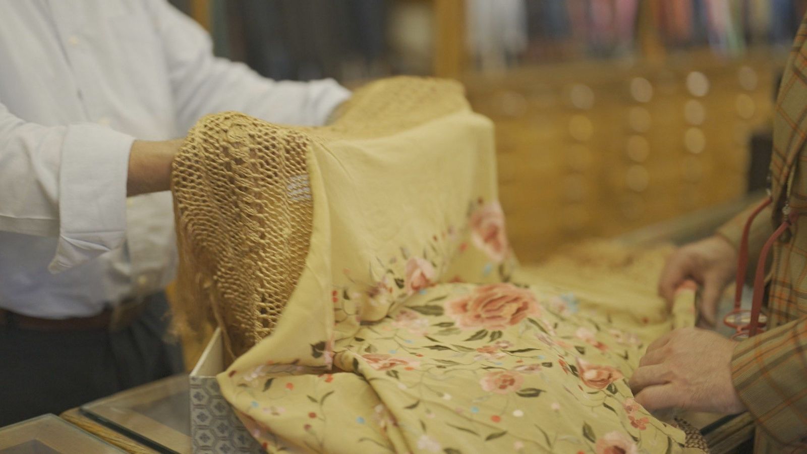 ‘Casa de Diego’, la centenaria tienda donde comprar un buen mantón de Manila