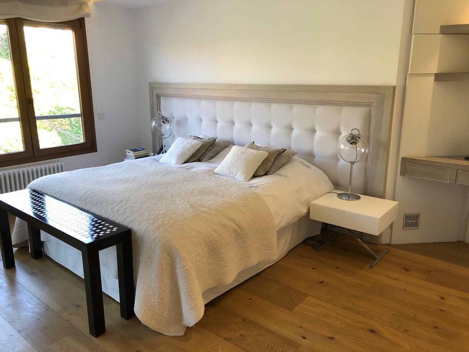 El dormitorio es blanco y está combinado con colores neutros. A su propietaria, Patricia, le encantan estos colores para dar más claridad a las habitaciones.