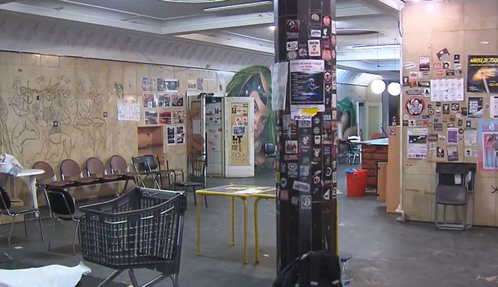 El movimiento social okupa 'La Traba' abandona el antiguo cine Candilejas