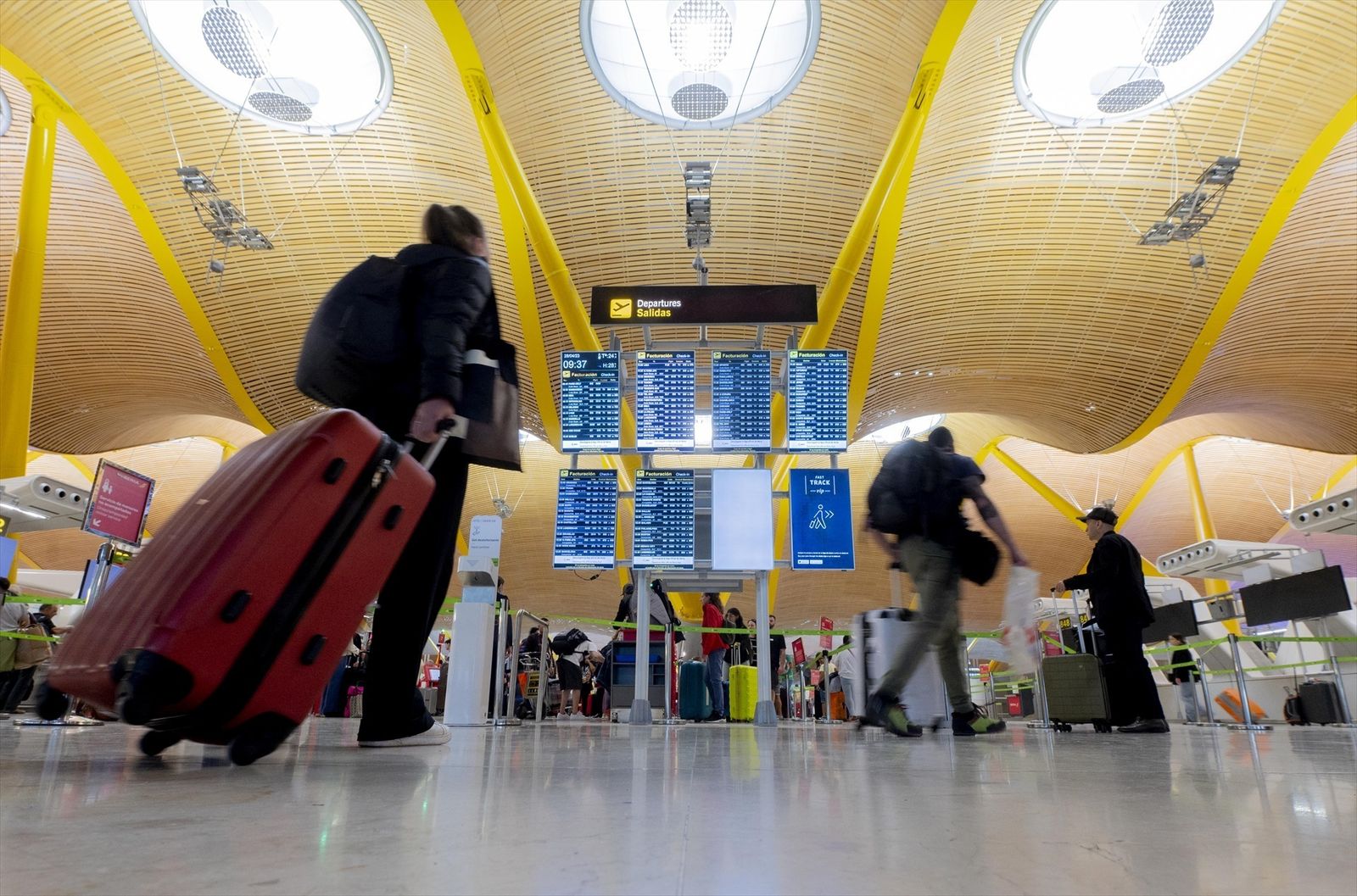 Viajeros a punto de tomar un vuelo