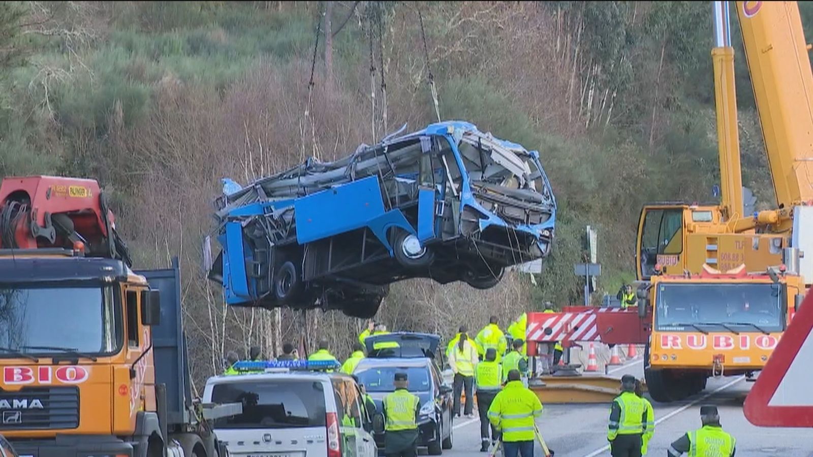 Siete horas para sacar el autobús accidentado  del cauce del río Lérez, en Pontevedra