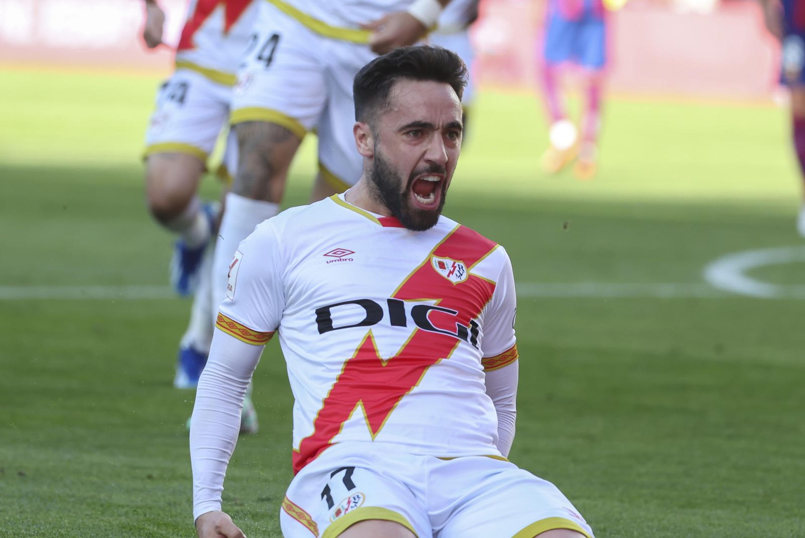 Unai López celebra el gol del Rayo al Barcelona