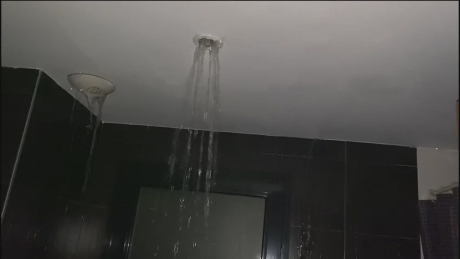 Agua a borbotones en el interior de una vivienda de Rivas Vaciamadrid