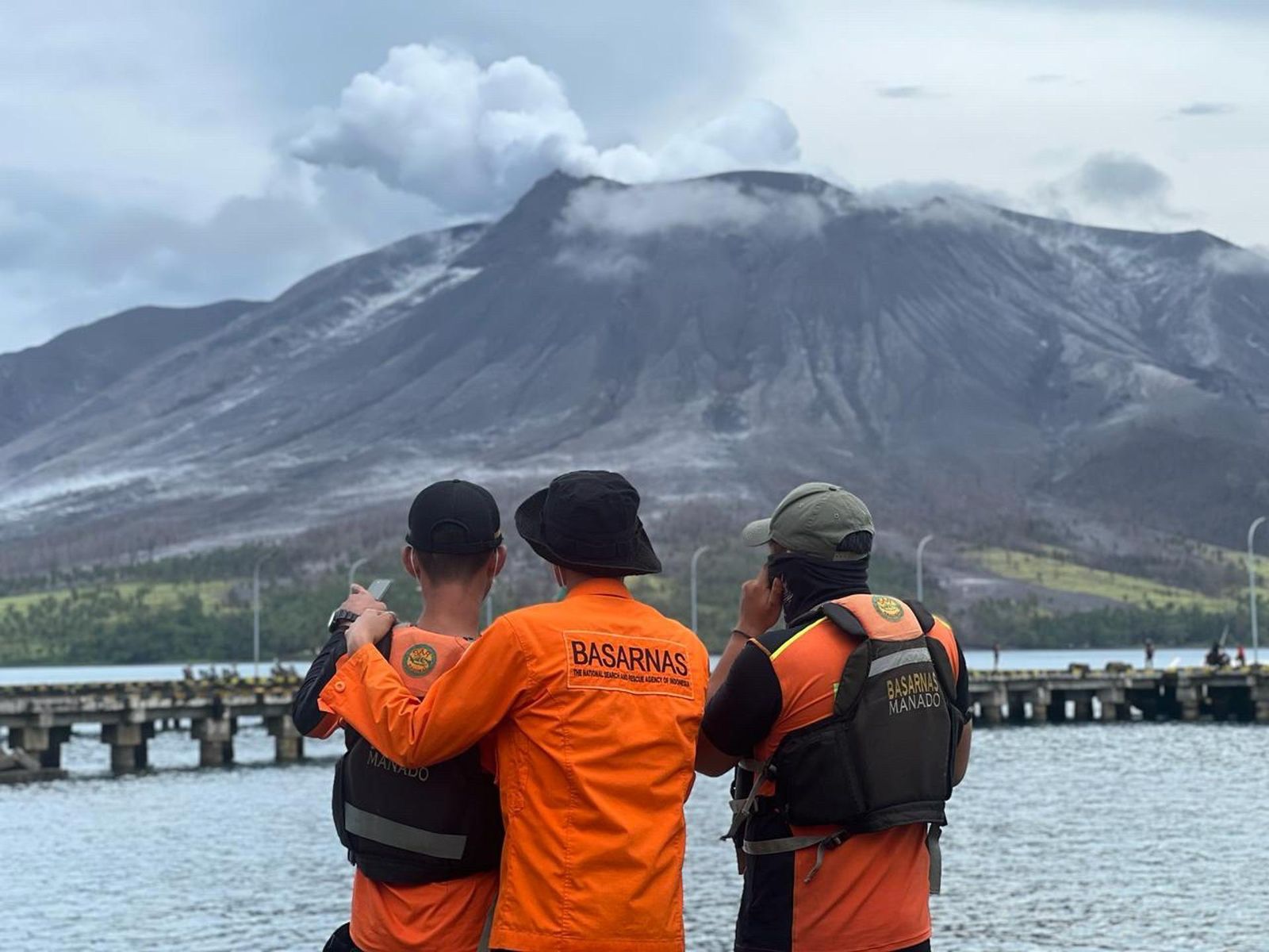 Erupción de un volcán en Indonesia