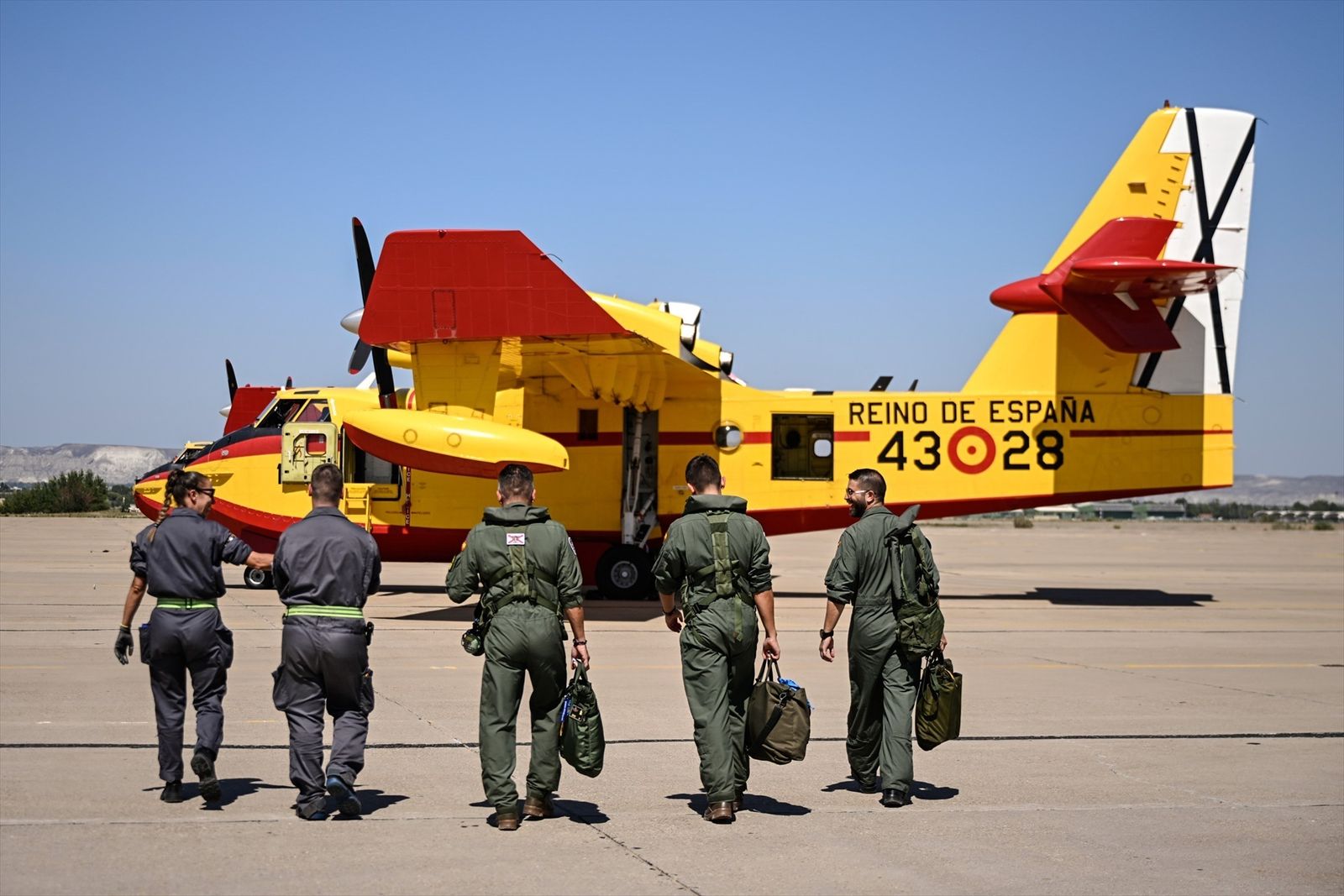 Tripulación dirigiéndose a un avión Canadair, del Ala 43, desplegado en la Base de Zaragoza