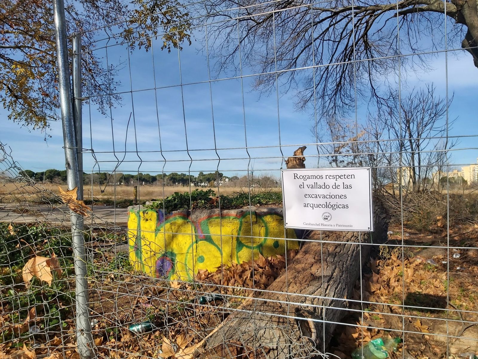 Vallado del yacimiento arqueológico de Carabanchel con daños a la izquierda