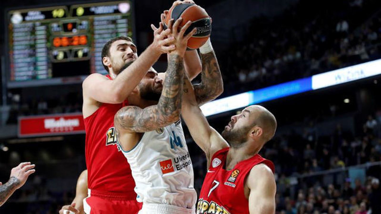 Jeffery Taylor ante Olympiacos