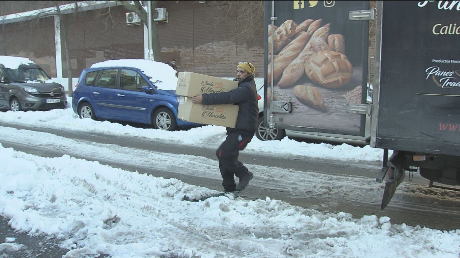 Difícil trabajo de los repartidores en Madrid para abastecer los supermercados tras la nevada