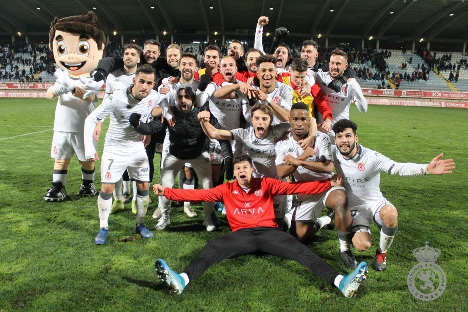 Los jugadores de la Cultural celebran el pase de ronda en Copa