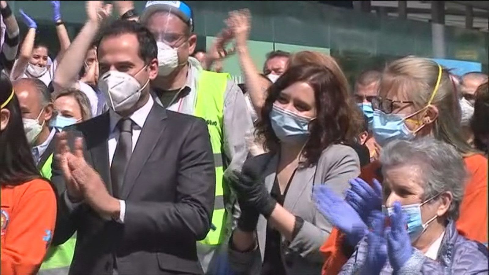 Minuto de silencio atípico, entre vítores y aplausos, en Ifema