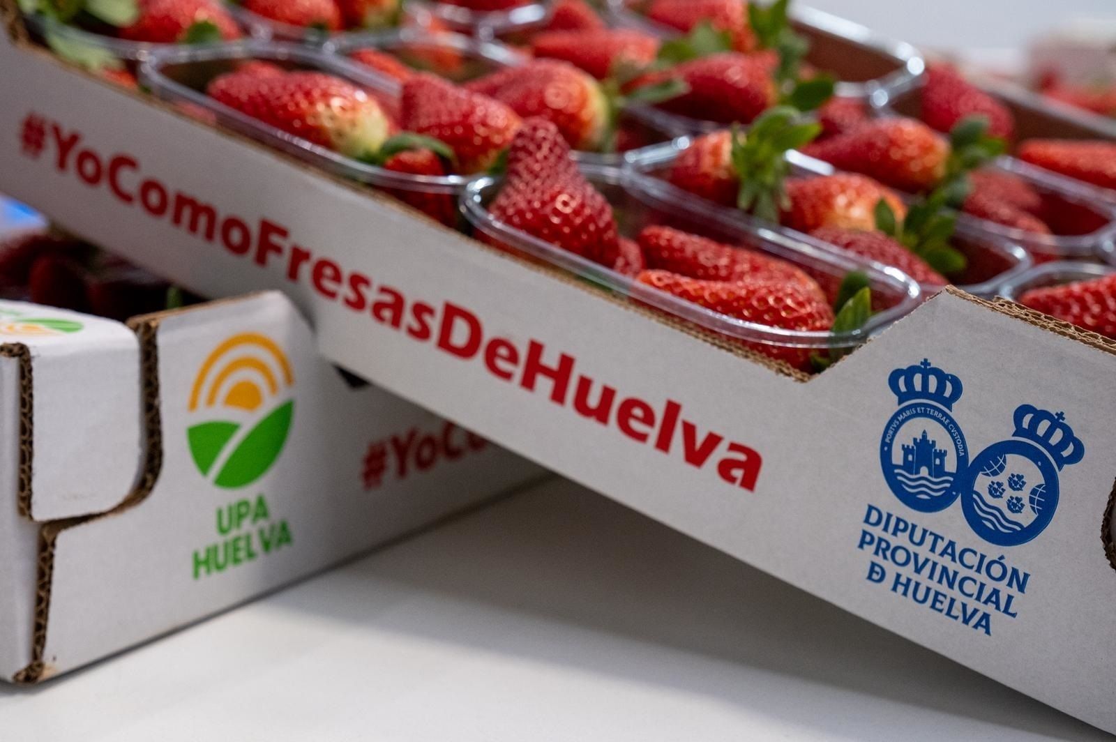 Una caja con tarrinas de fresas de Huelva