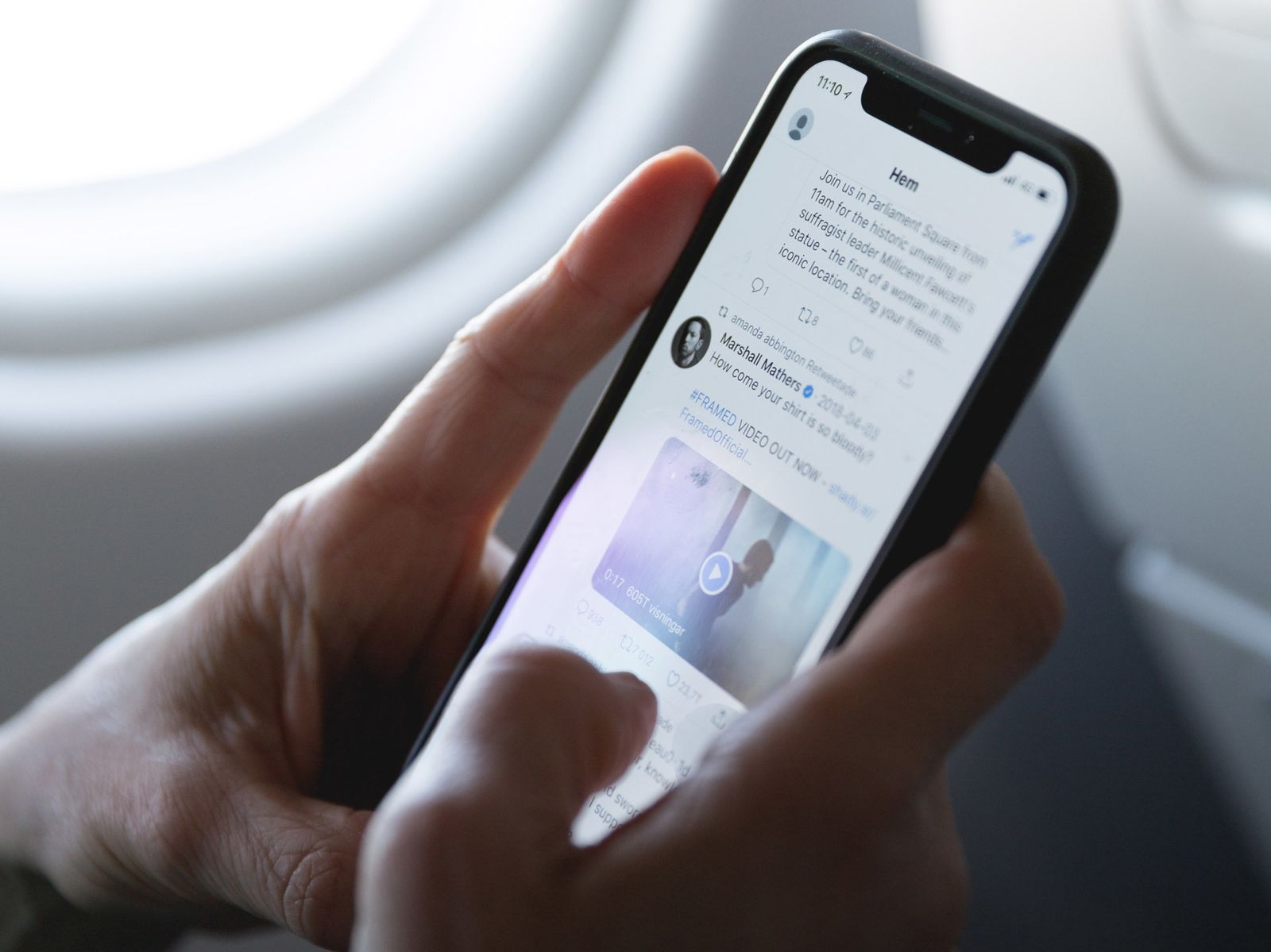 Una persona utiliza X, antes Twitter, en su dispositivo