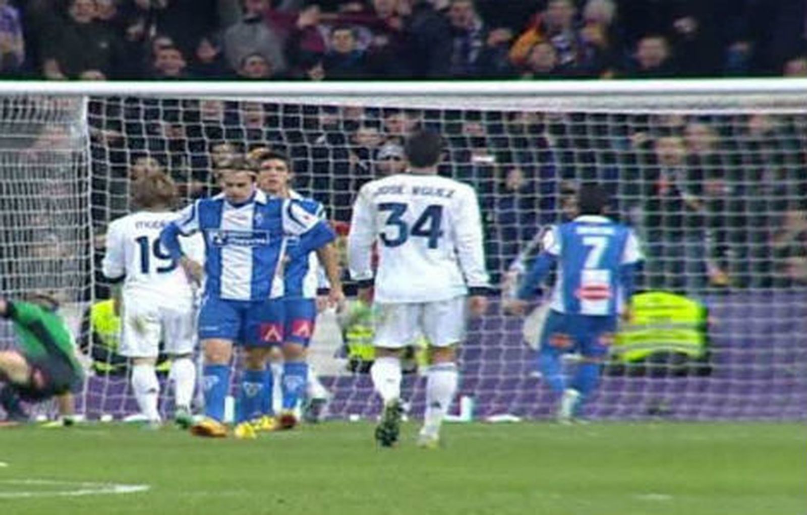 El Madrid le mete tres goles al Alcoyano y la grada a favor y en contra de Mourinho