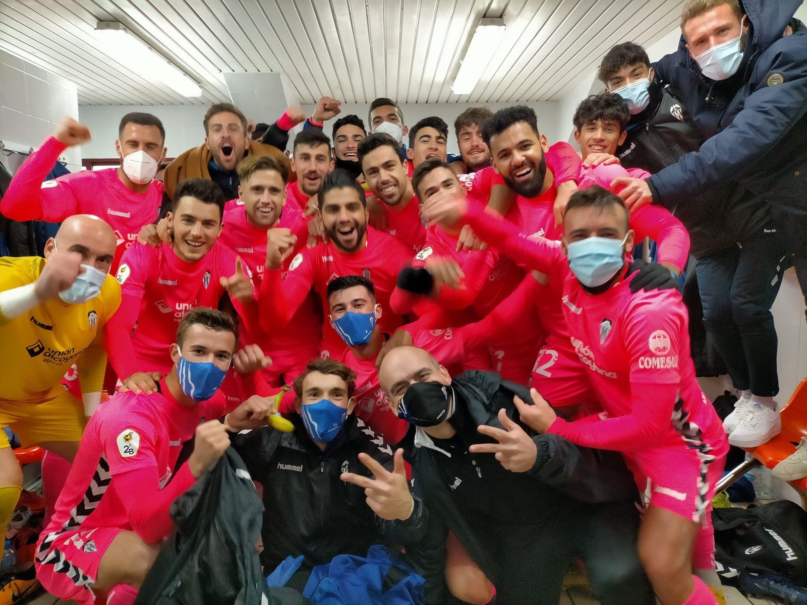 Jugadores del Alcoyano celebran un triunfo