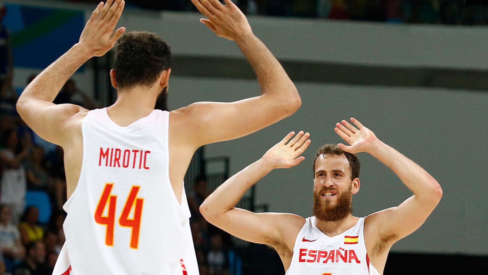 Sergio Rodriguez y Nikola Mirotic celebran la victoria ante Francia en cuartos de final de Río 2016