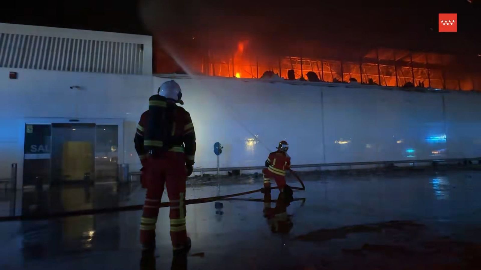 Controlado un incendio en una nave de repuestos de piscinas en San Fernando de Henares