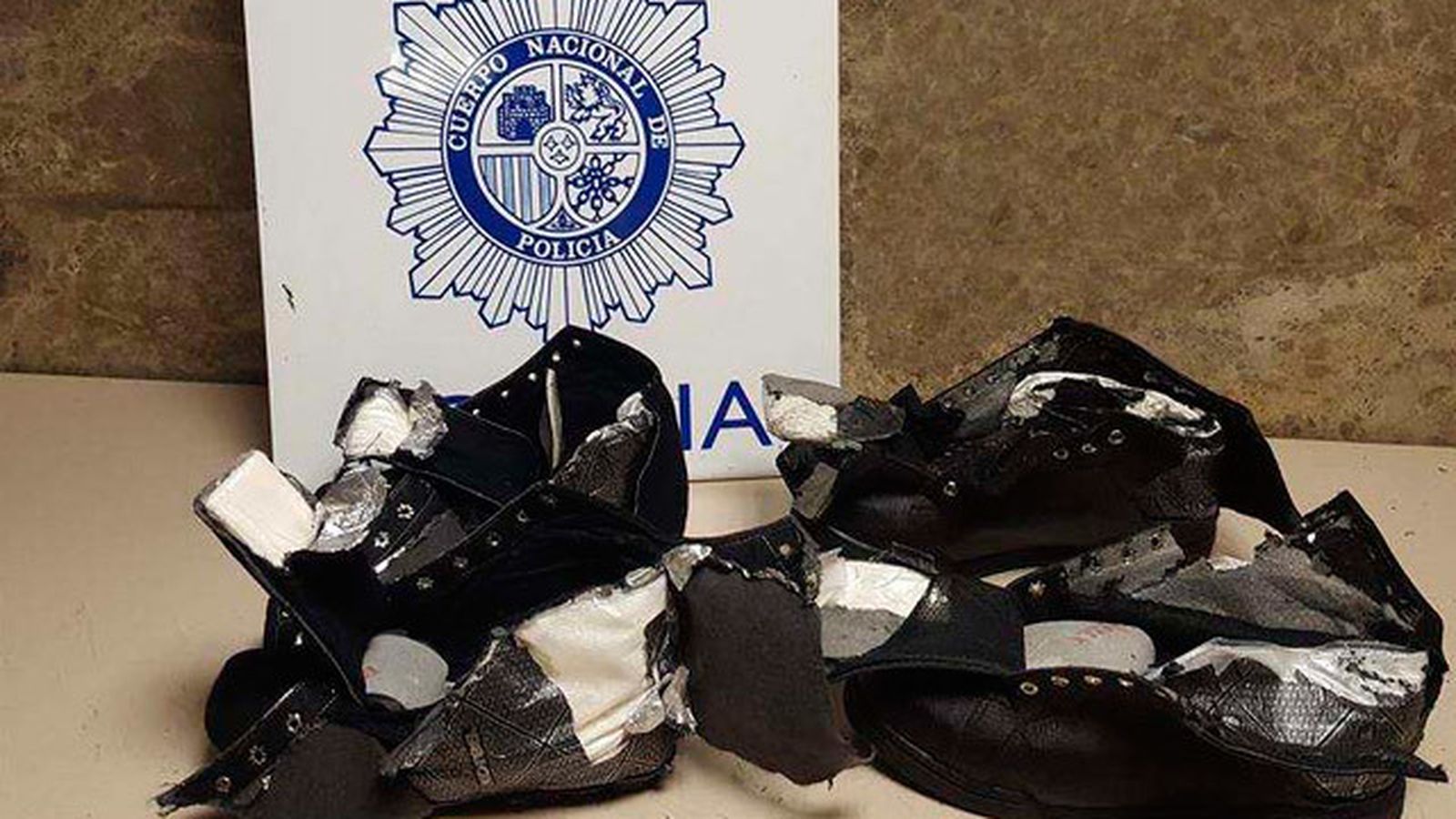 Detenido en Barajas por portar  dos kilos de cocaína en unos botines