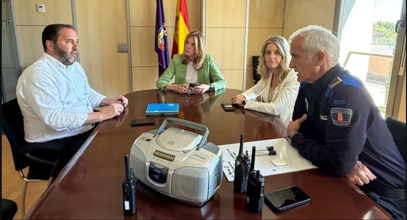 La alcaldesa de Pozuelo de Alarcón, Paloma Tejero, en el centro