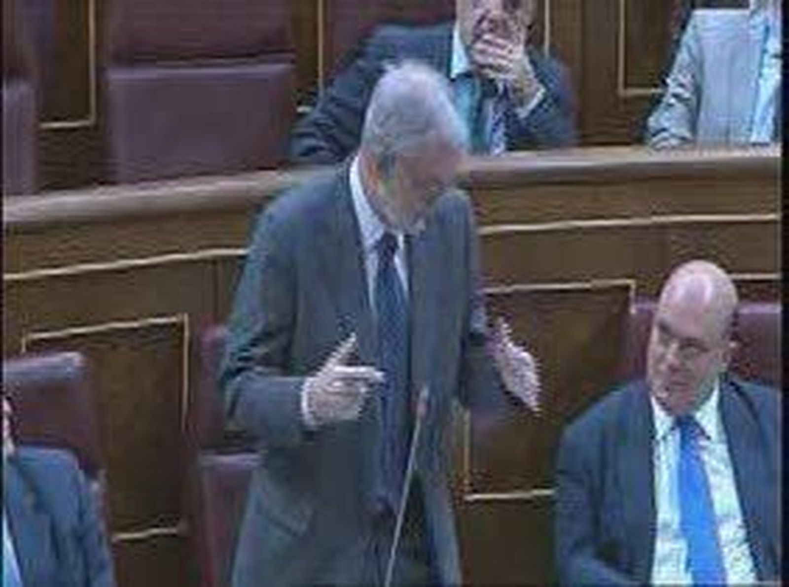 Sebastián y Bono vuelven a enfrentarse  por la corbata y la temperatura del Congreso