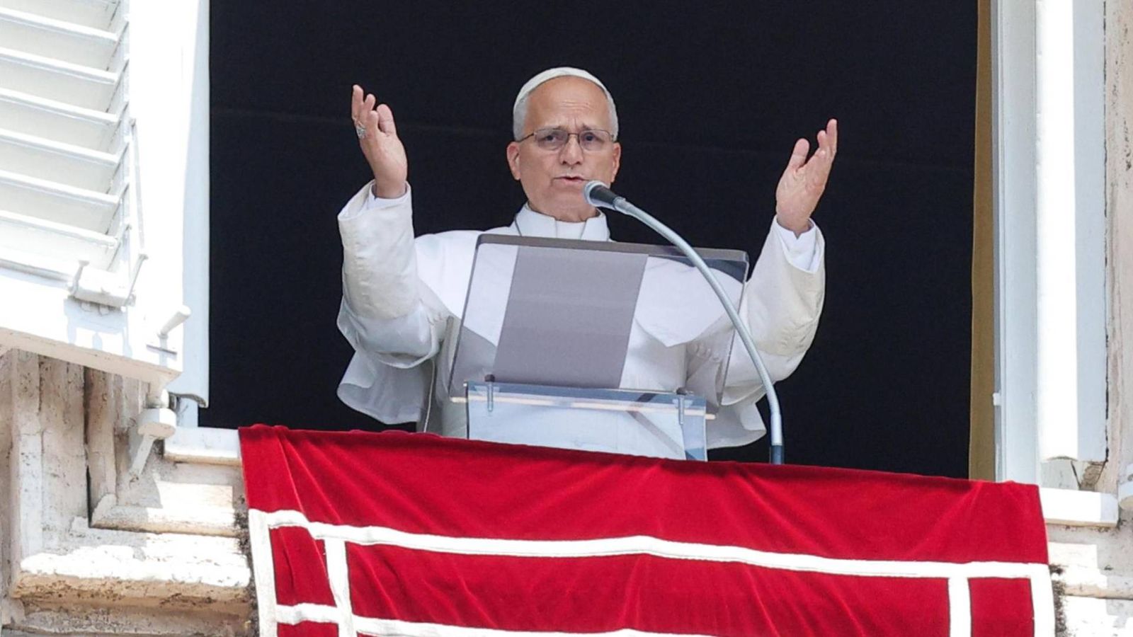 El papa León XIV dirige el rezo del Ángelus desde la ventana de su despacho con vistas a la Plaza de San Pedro, Ciudad del Vaticano