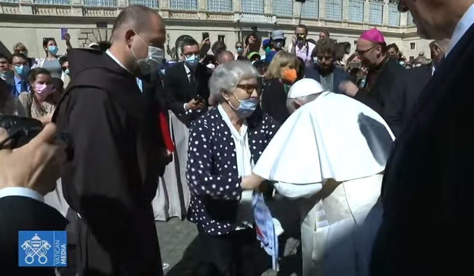 Momento en el que el papa besa el antebrazo de una  superviviente de los campos de concentración nazis