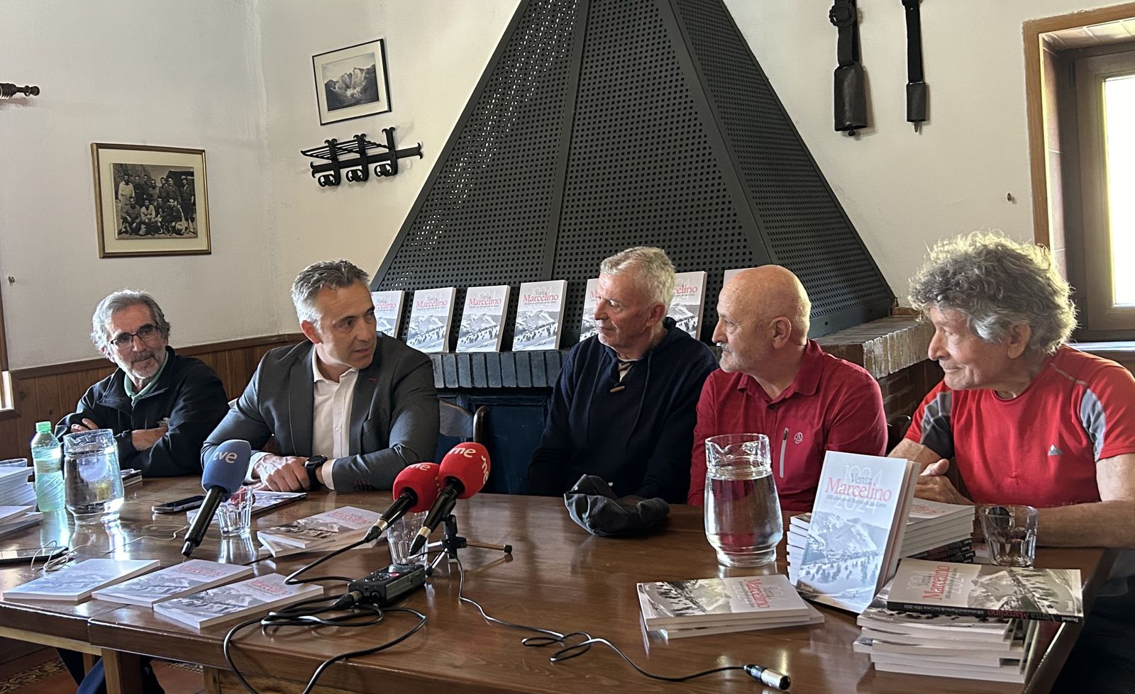 Presentación del libro sobre los 'Cien años de Venta Marcelino' en el propio local del Puerto de los Cotos