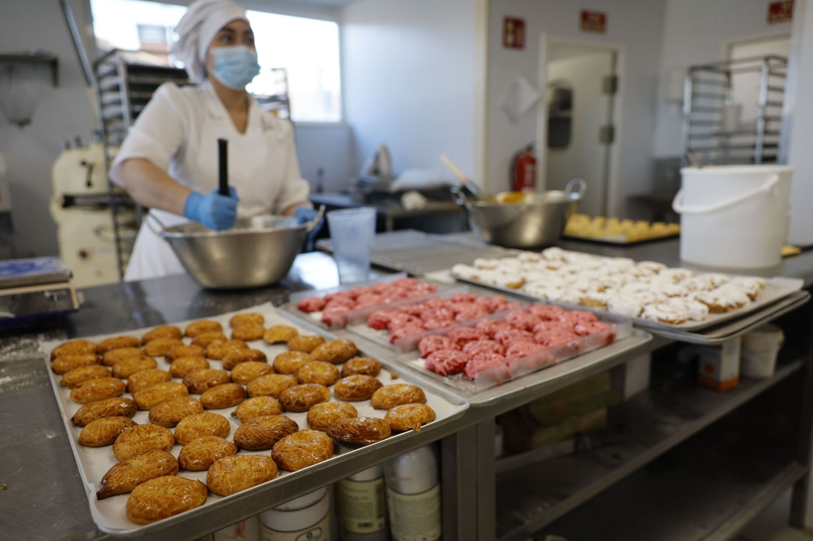 Las Tontas, las Listas, las de Santa Clara... Las rosquillas triunfan en San Isidro