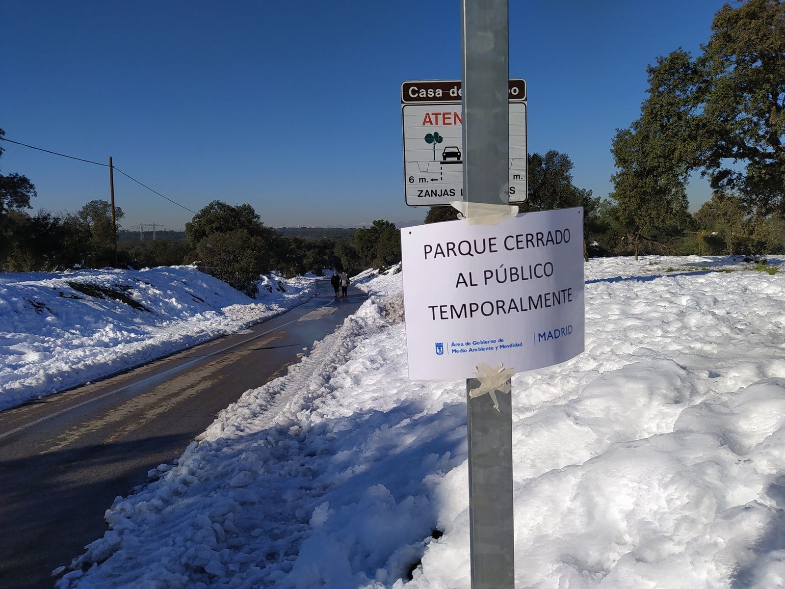 Aviso de cierre de la Casa de Campo en el acceso a la carretera del Zoo