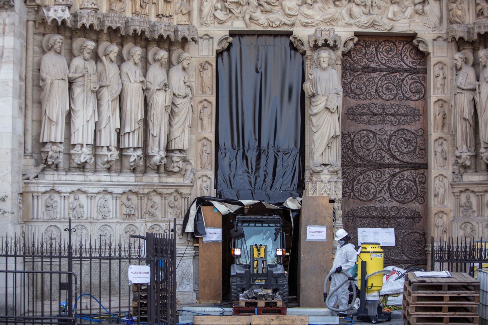 Constructores en la entrada principal de Notre Dame