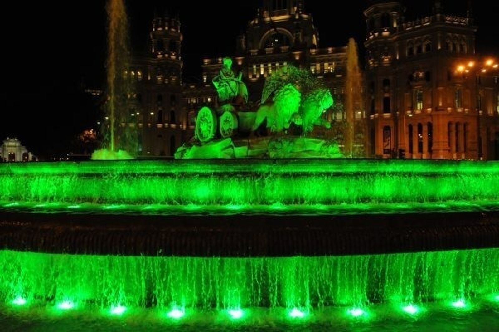 La fuente de Cibeles, iluminada de verde por el Día Mundial contra el Cáncer