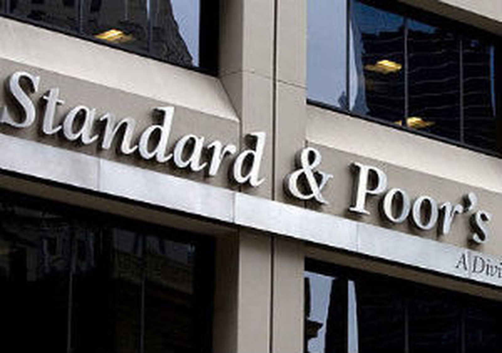 EEUU investiga si Standard & Poor's calificó al alza bonos antes de la crisis