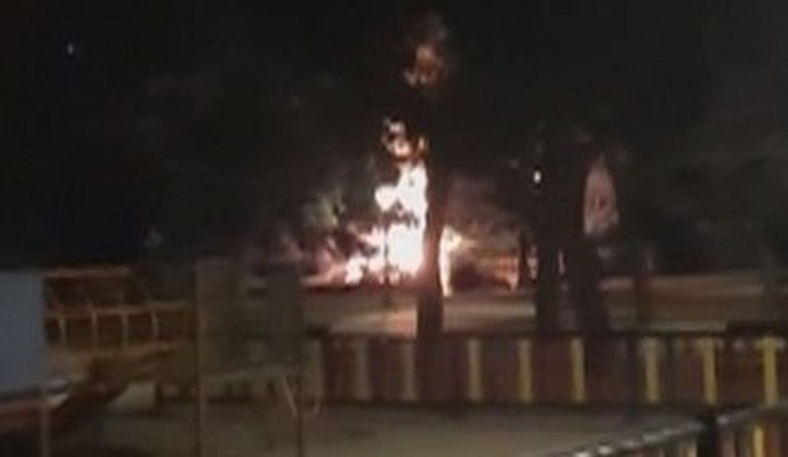 Se incendia un puente de madera en el parque de Aluche