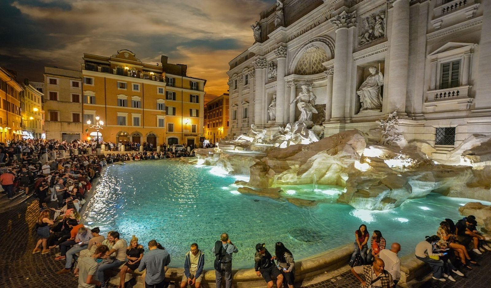 Fontana de Trevi (Roma) de noche.