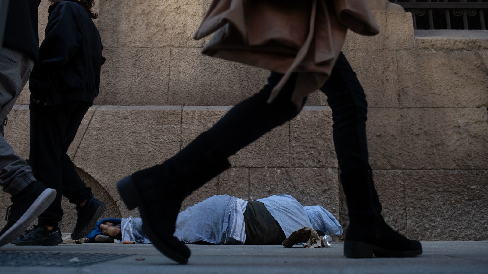 Una persona durmiendo en la calle