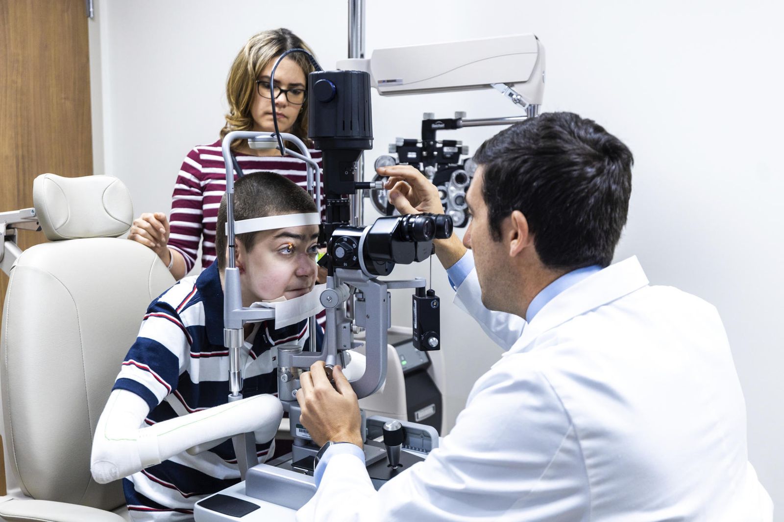 Fotografía cedida por la Universidad de Miami de Antonio Vento, ahora de 14 años, durante un control médico en Miami (EE. UU). Expertos del Bascom Palmer Eye Institute de Miami (Florida), considerado el mejor hospital oftalmológico de Estados Unidos, practicaron con éxito la primera terapia génica a un menor con una pérdida severa de la visión y lograron que recuperase la vista casi por completo