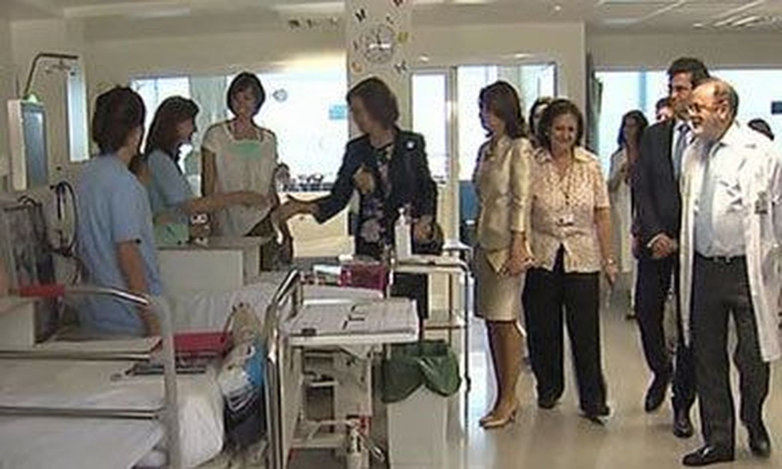 La Reina Sofía visita el área de Nefrología infantil en el Hospital La Paz
