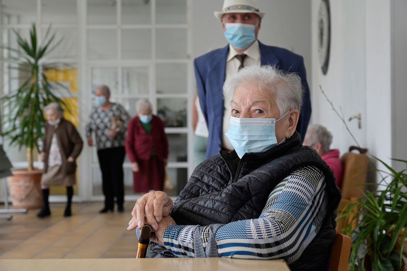 Varios ancianos en una residencia