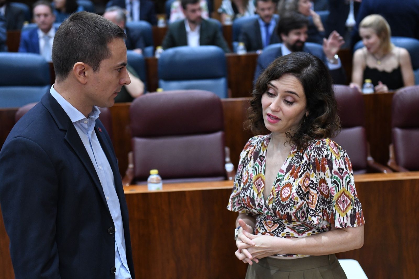 El portavoz del PSOE en la Asamblea de Madrid, Juan Lobato,y la presidenta de la Comunidad de Madrid y del PP de Madrid, Isabel Díaz Ayuso, conversan a su llegada a una sesión plenaria en la Asamblea de Madrid, a 13 de julio de 2023