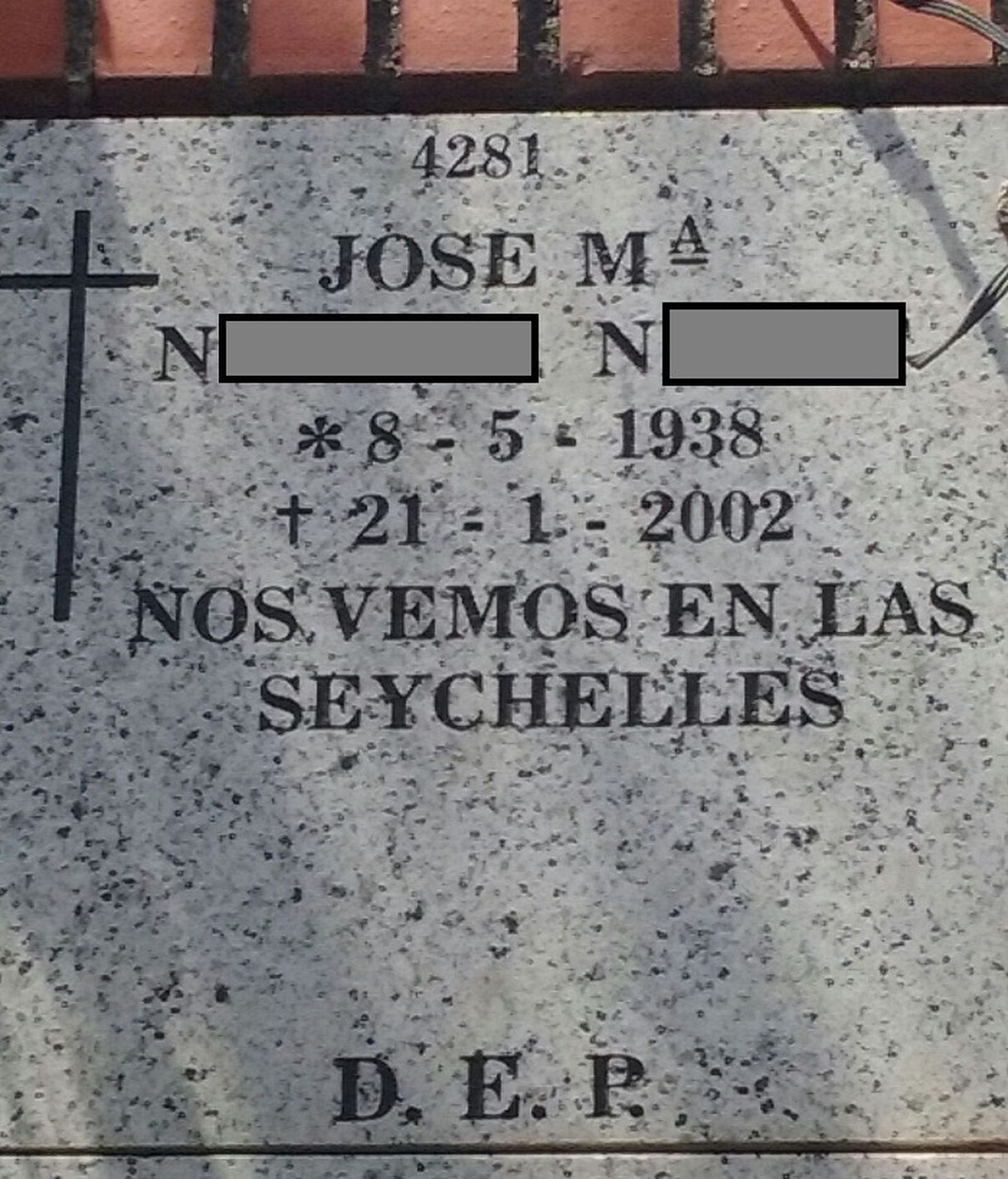 Lápida en el cementerio de la Almudena