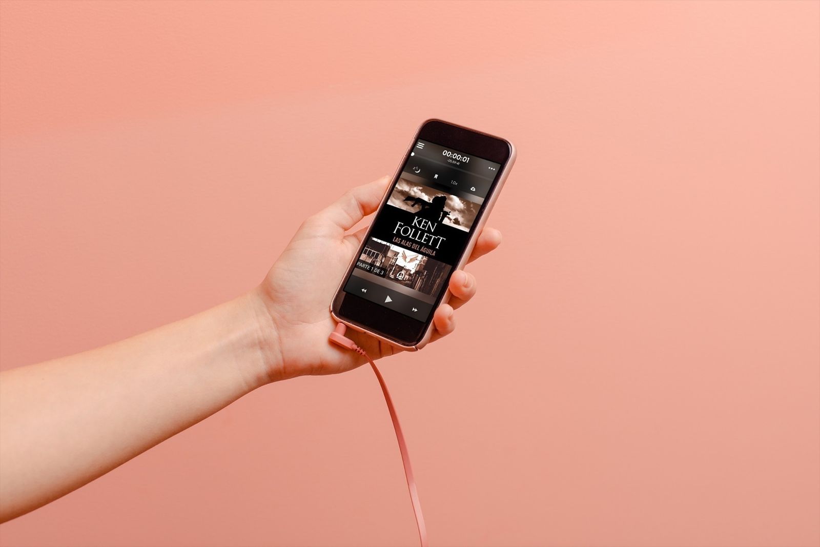 Un usuario sosteniendo un smartphone con el que escucha un audiolibro