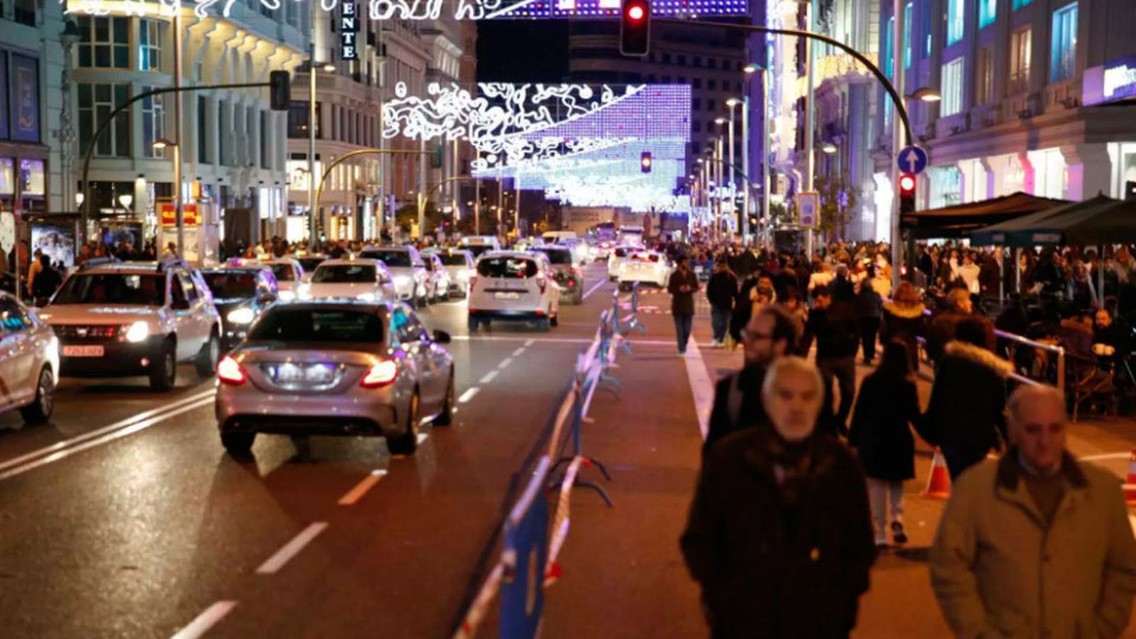 Seis de cada diez personas que pasean por Gran Vía acaban comprando en sus tiendas