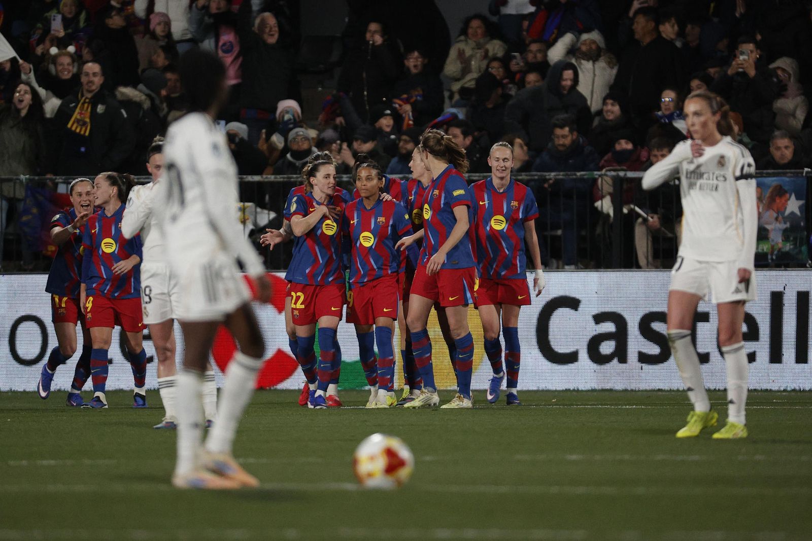 Las jugadoras del Barcelona celebran un gol ante el Real madrid en la final de la Supercopa de España