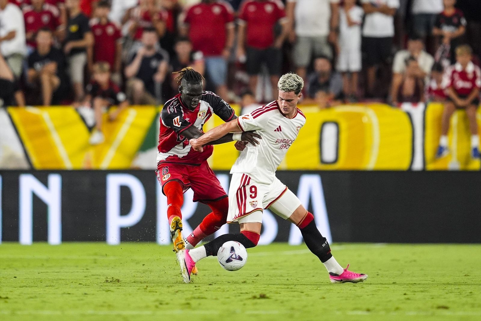 Pathe Ciss, del Rayo Vallecano, y Robbie Ure, del Sevilla FC,  durante el primer encuentro de Liga en el Ramon Sanchez-Pizjuán