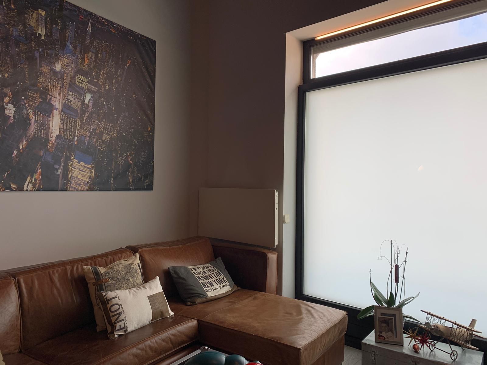 Entramos en una casa con una peculiaridad: lo que parece un ventanal en el salón... ¡es un escaparate! Y es que la casa se construyó en un antiguo almacén.
