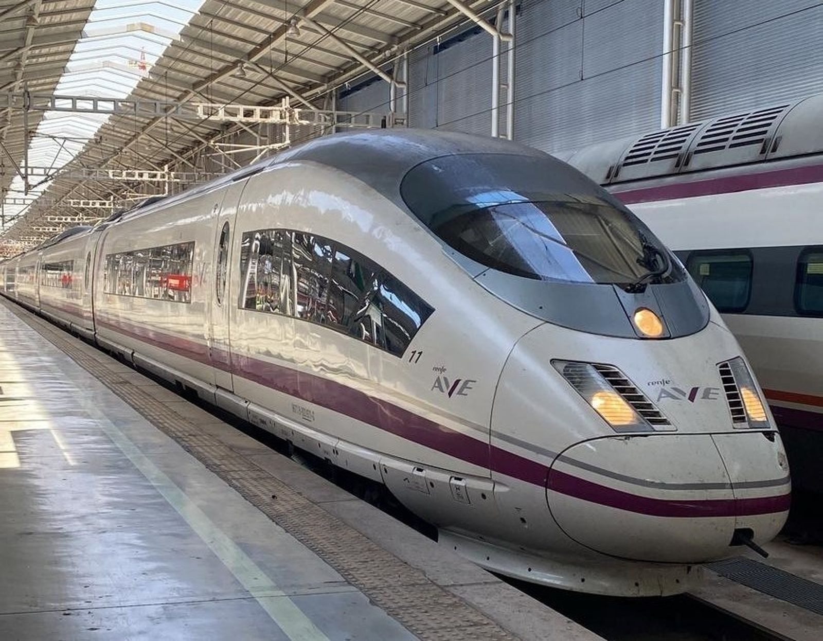 Tretrasos de hasta tres horas en los AVE entre Madrid y Andalucía