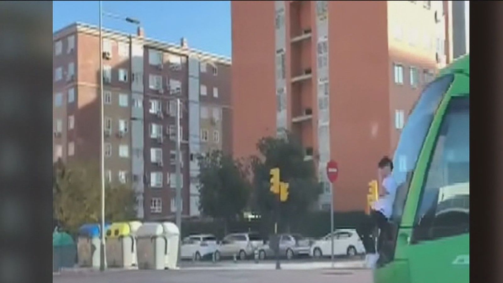 El peligroso juego de viajar agarrado al tranvía de Parla